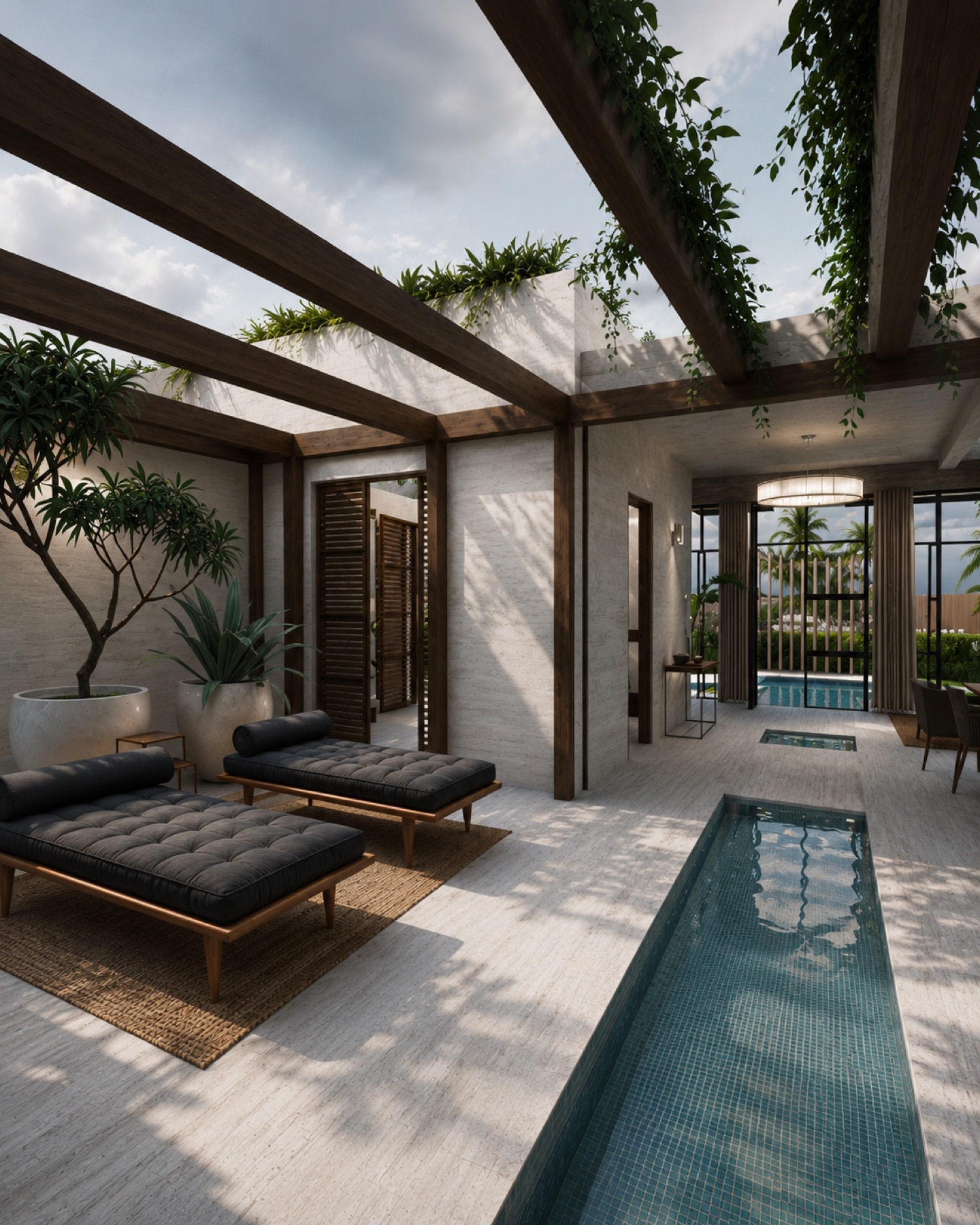 Patio con piscina larga y tumbonas